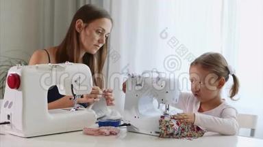 一个女孩在机器上缝纫。 妈妈展示如何使用设备。 特写镜头。